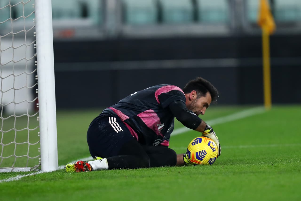 Straordinario Buffon, rigore parato a 43 anni, ma non è il più “anziano” della serie cadetta