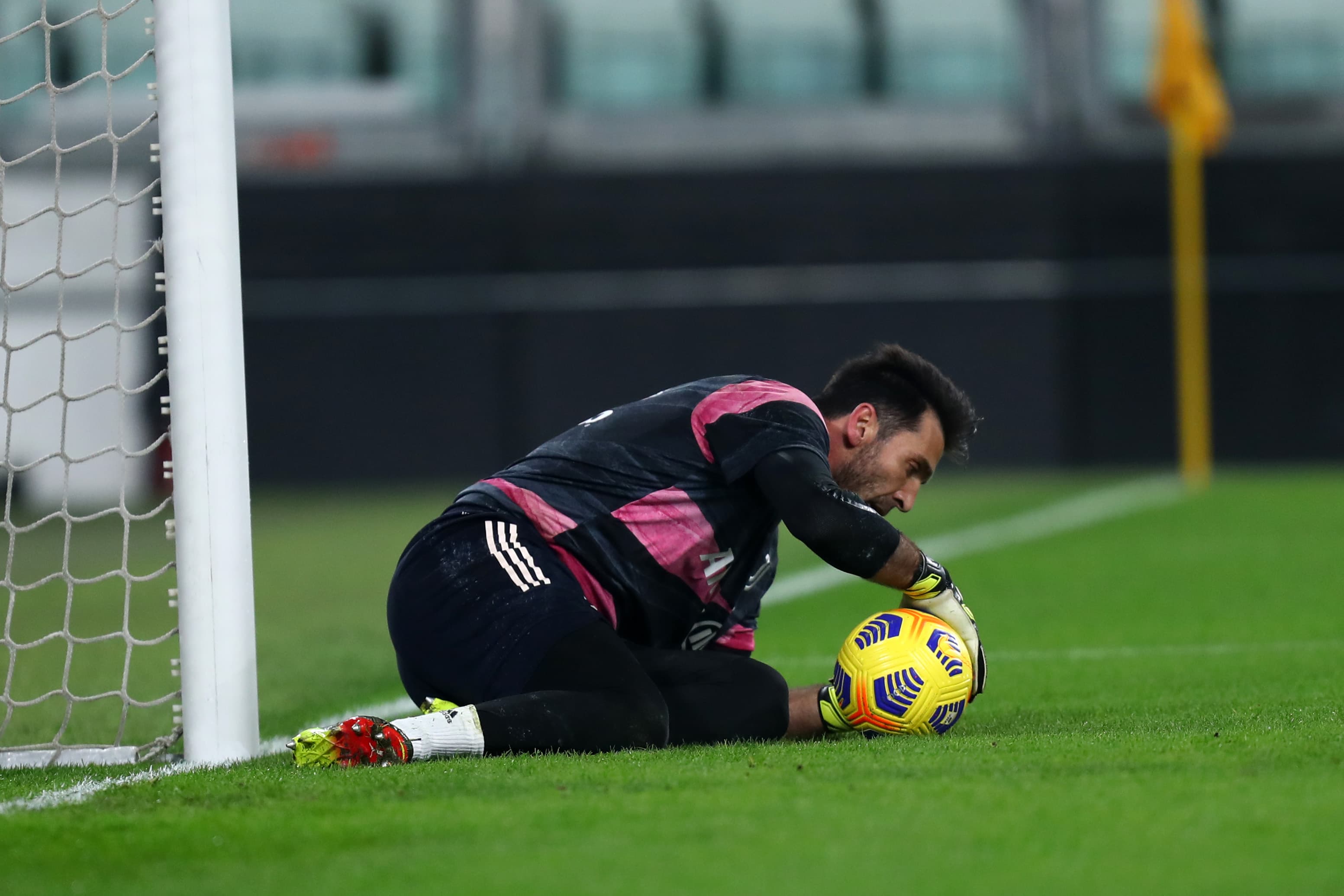 Straordinario Buffon, rigore parato a 43 anni, ma non è il più “anziano” della serie cadetta