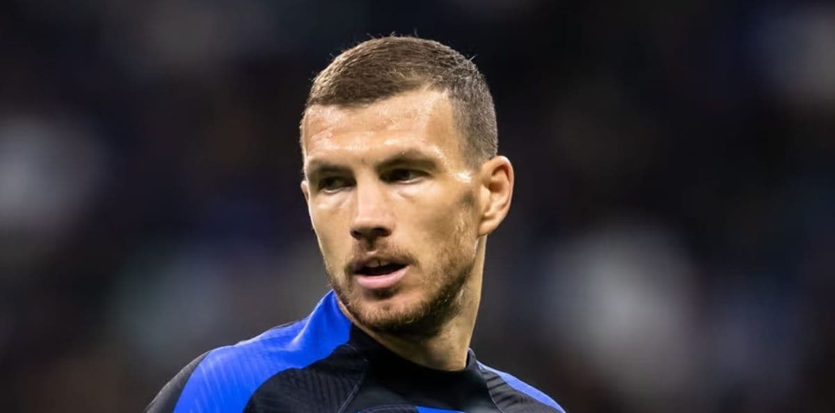 Edin Dzeko riparte dallo Schalke 04: l'omaggio di Kompany