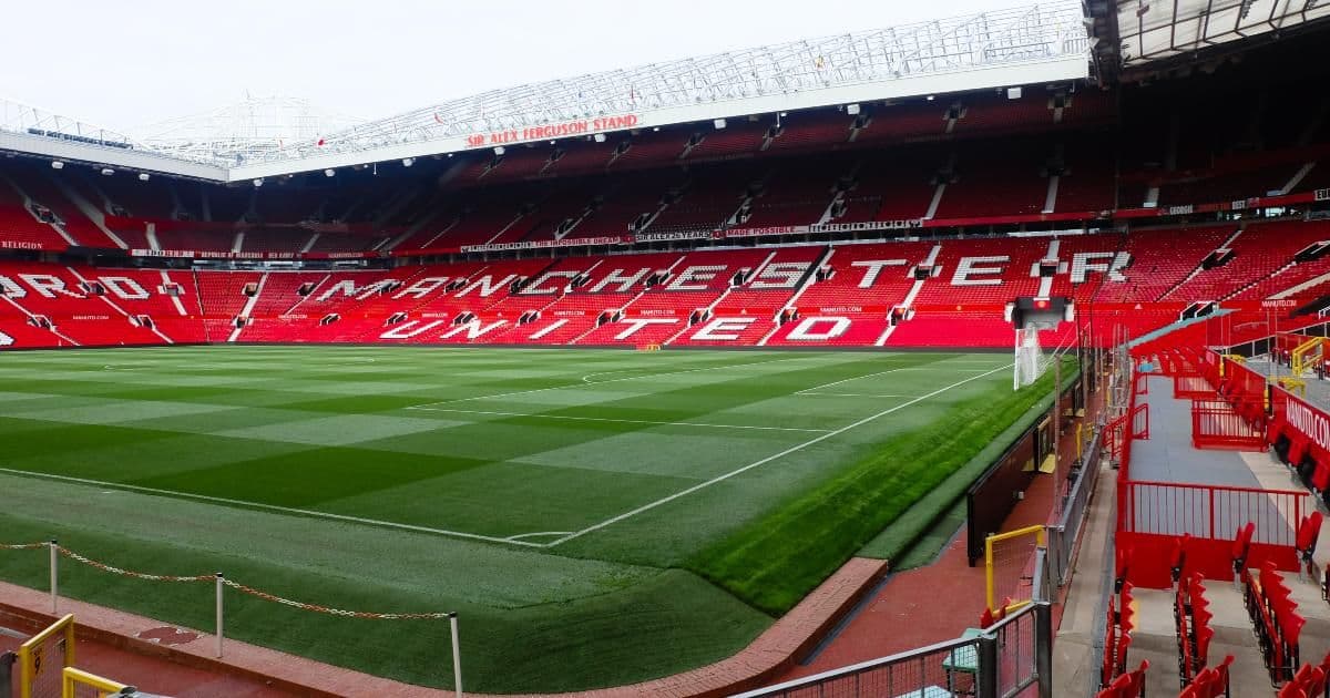 Manchester United, il prato di Old Trafford diventa un cimelio: in vendita pezzi del vecchio campo