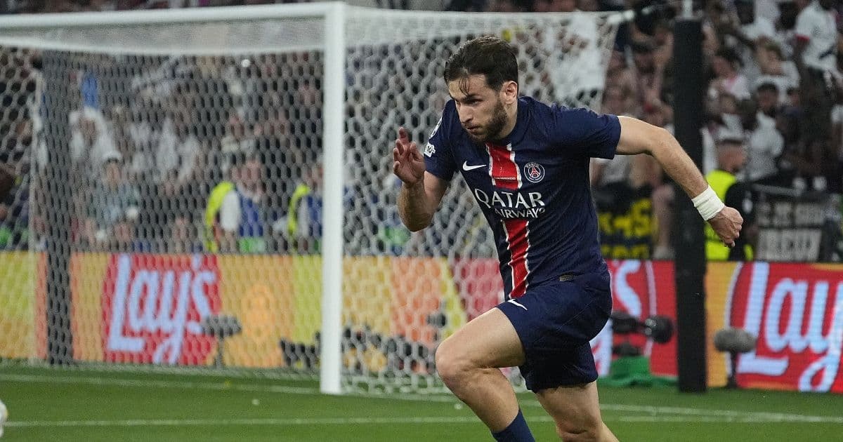 Allarme Kvaratskhelia al PSG: rischio lungo stop dopo la notte magica contro il Barcellona
