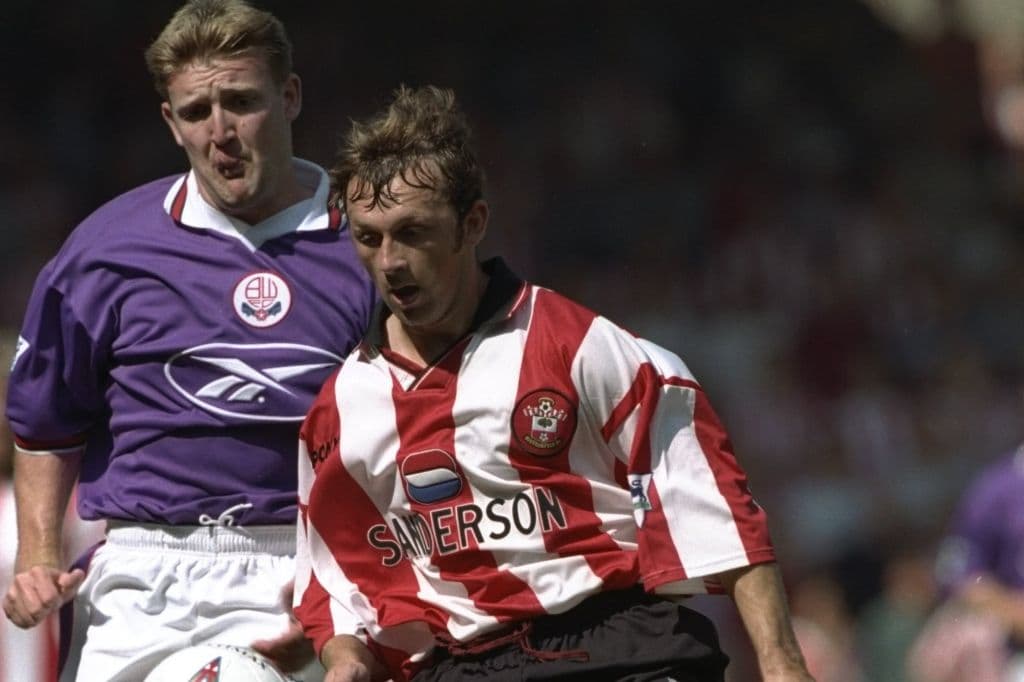 Il cartellino rosso più veloce della storia è arrivato 2 secondi dopo il fischio d’inizio