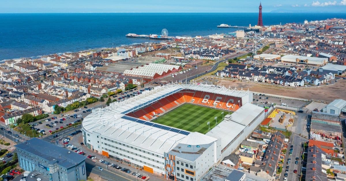 Il "Babbo Natale" del Blackpool: un tifoso paga la trasferta da 900 km a tutto lo stadio