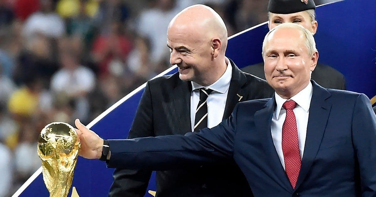 Infantino: "Riammettiamo la Russia". L'Ucraina insorge: "Irresponsabile e infantile"