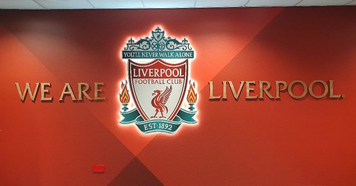 Grok shock su X: Liverpool e United intervengono per i post offensivi