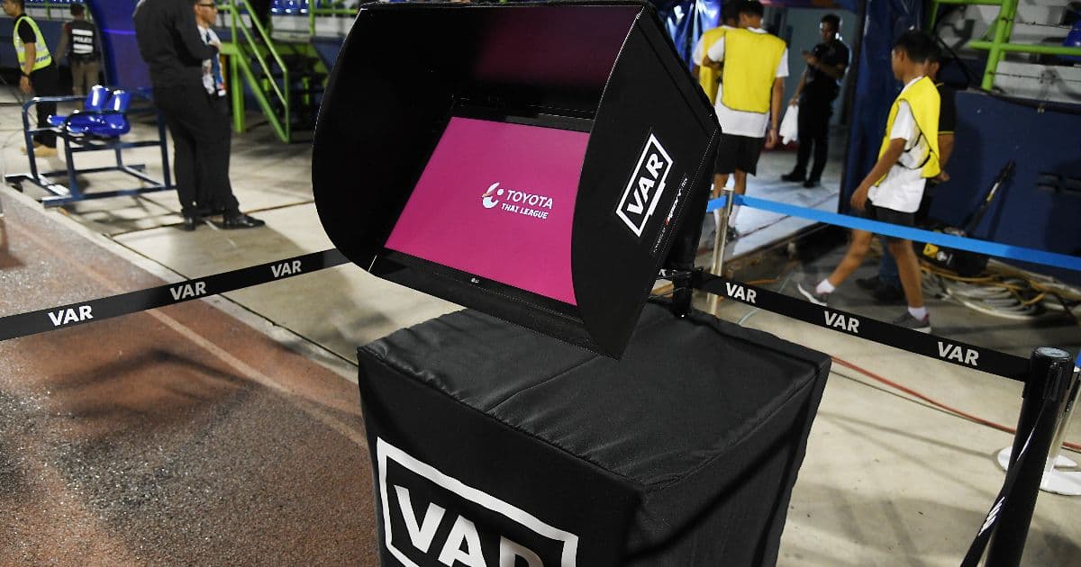 Caos in Bundesliga 2: tifoso mascherato "stacca la spina" al VAR durante il match