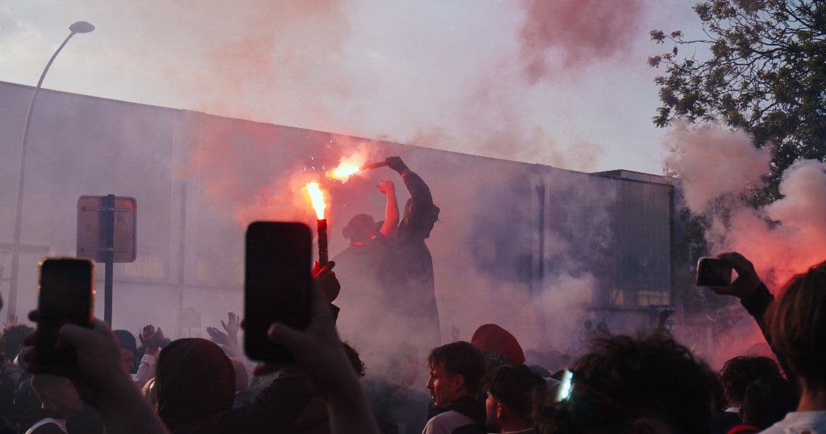 Parigi in fiamme dopo la Champions del PSG: scontri, auto incendiate e oltre 130 fermati