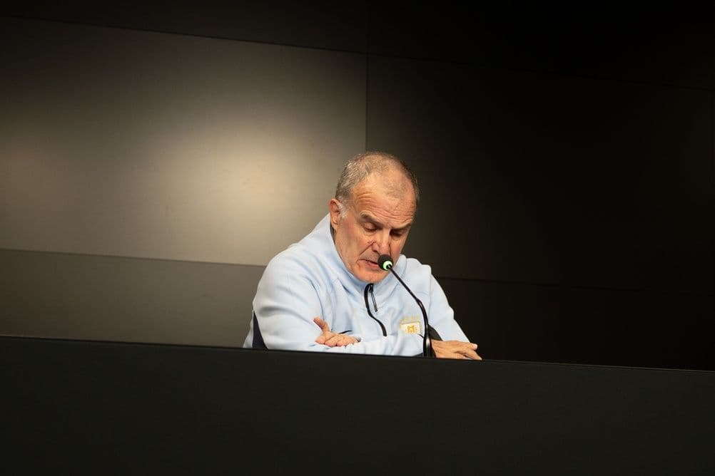 Mondiali 2026, Bielsa contro l'hydration break: "Si giocano quattro tempi. Il calcio aveva..."